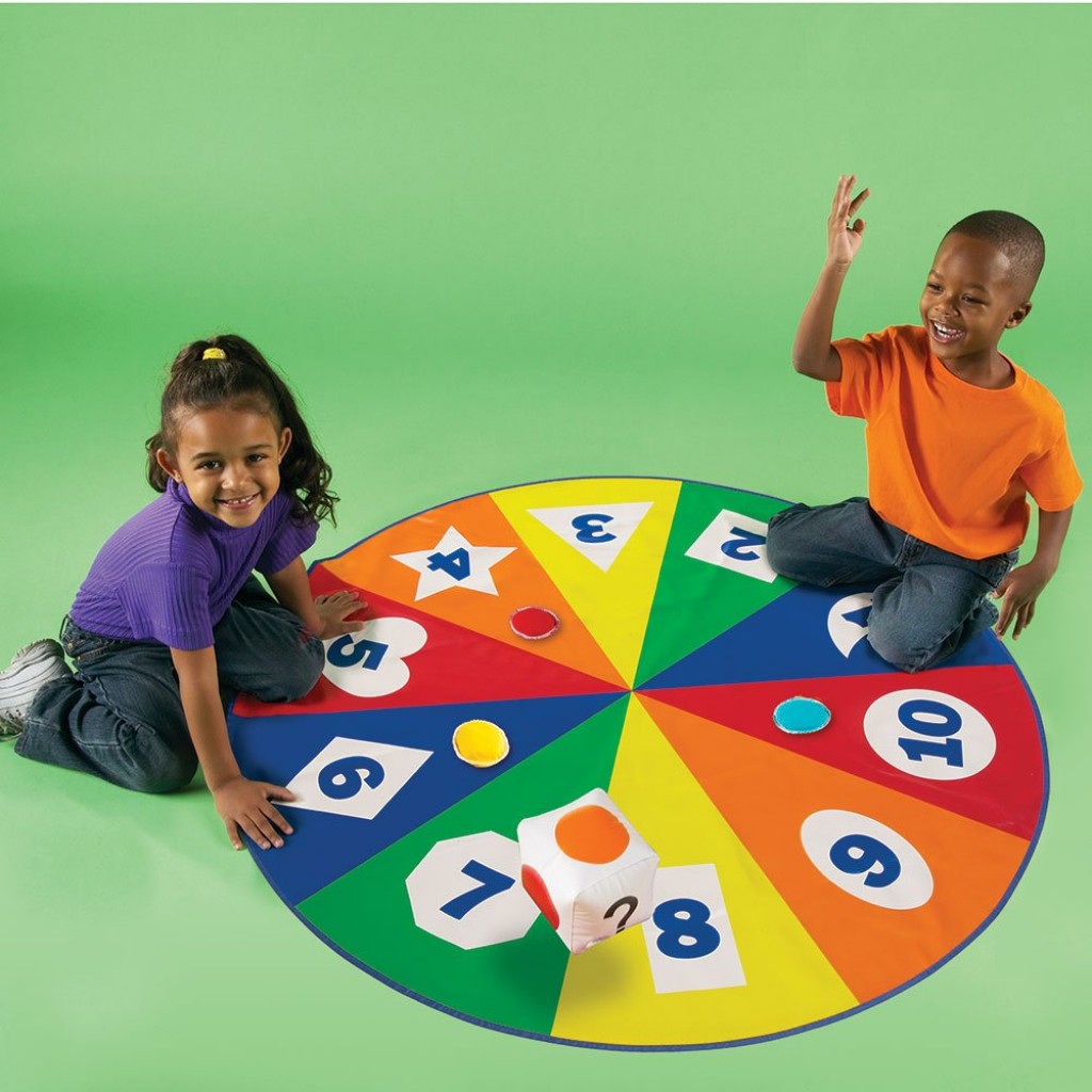 Игра с ковриком с кругами. Напольные игры. Напольные игры в детском саду. Коврик с разноцветными кругами. Математический коврик для дошкольников.